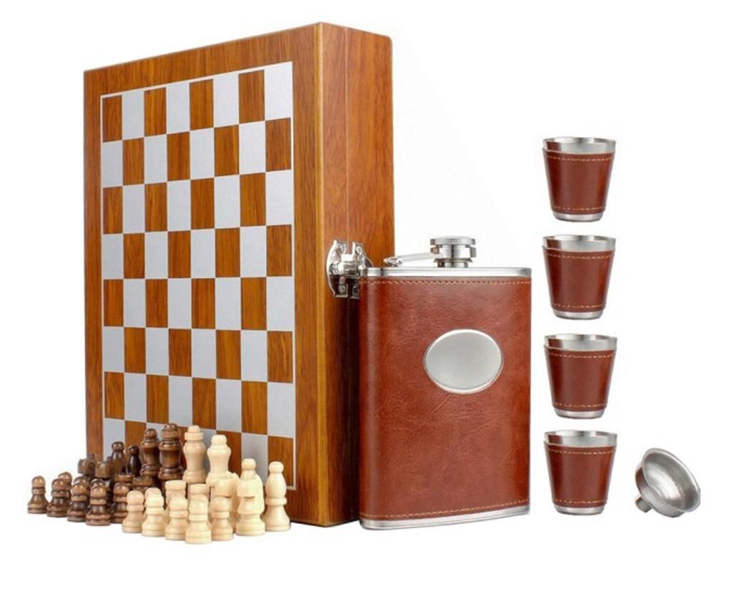 Set format din 4 piese: Caseta din lemn cu 4 pahare, sticla whiskey si joc sah, model Pufo Clasic, maro deschis - Pufo